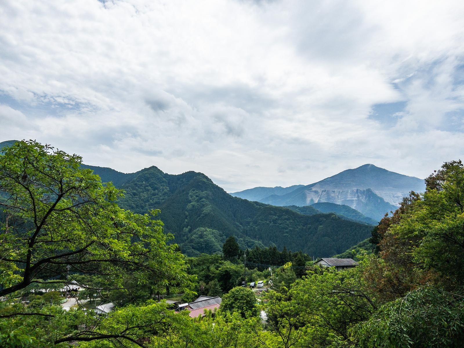 「芦ヶ久保から眺める武甲山」の写真