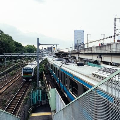 王子駅を走る京浜東北線と湘南新宿ラインの写真