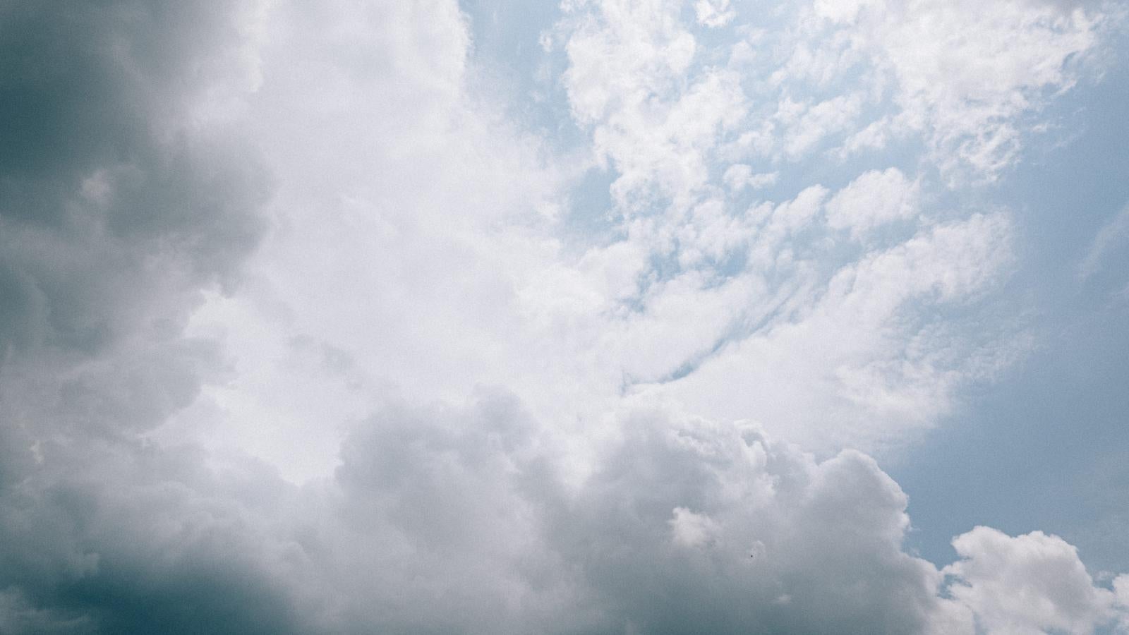 「広がる雲と晴れ間の青空」の写真