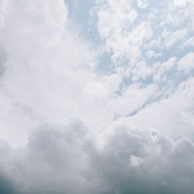 広がる雲と晴れ間の青空の写真