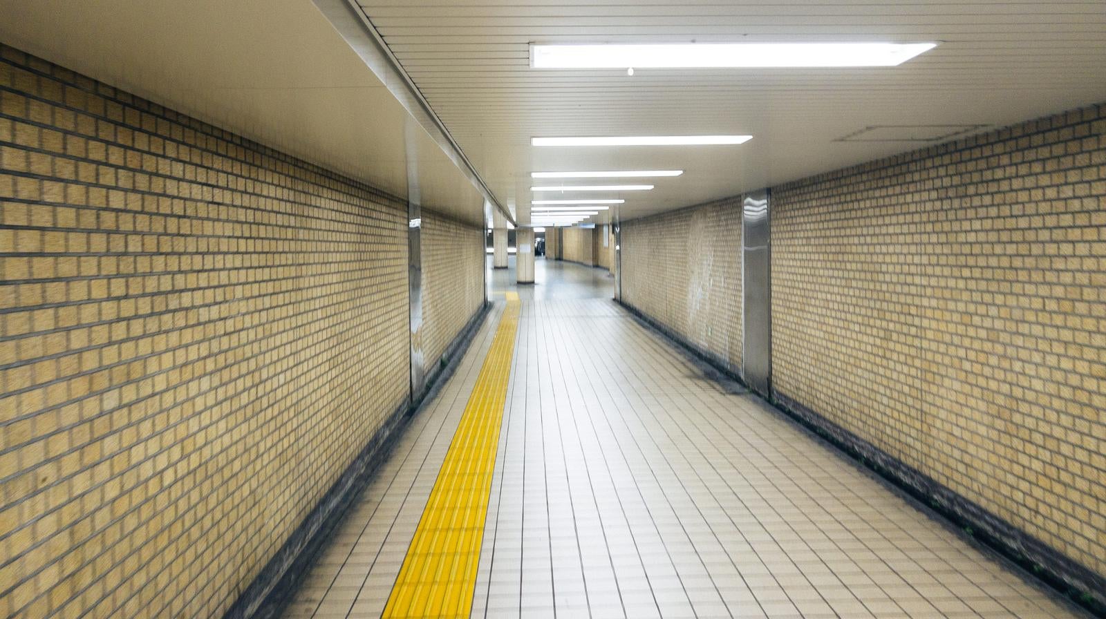 「誰もいない地下鉄の通路」の写真