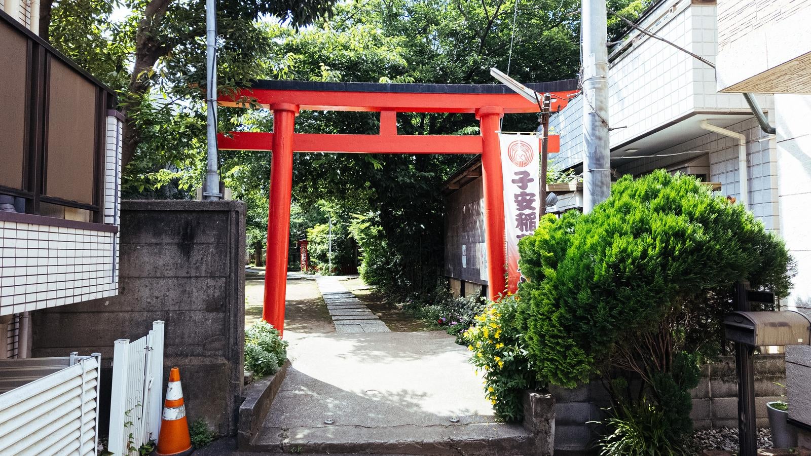 「子安稲荷神社の赤い鳥居」の写真