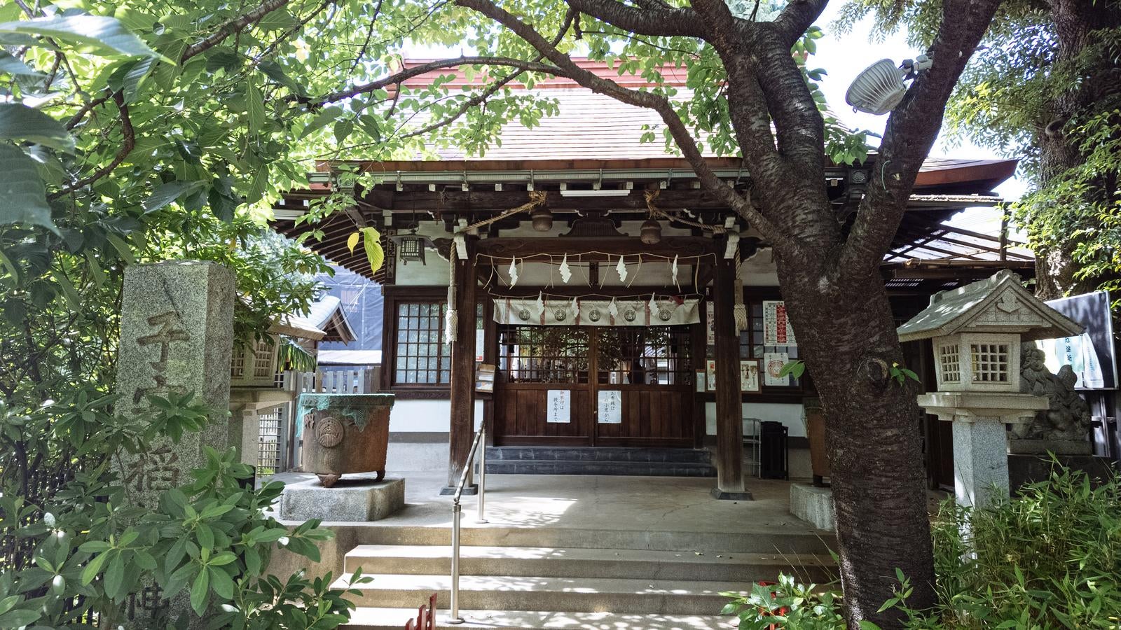 「池袋に鎮守する子安稲荷神社」の写真