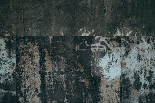 古びた擁壁と落書きの写真