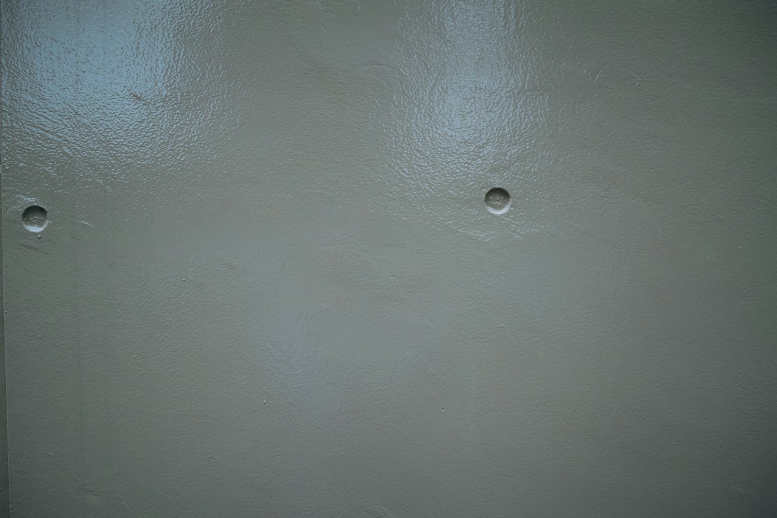 「塗装されたばかりのコンクリート壁」の写真