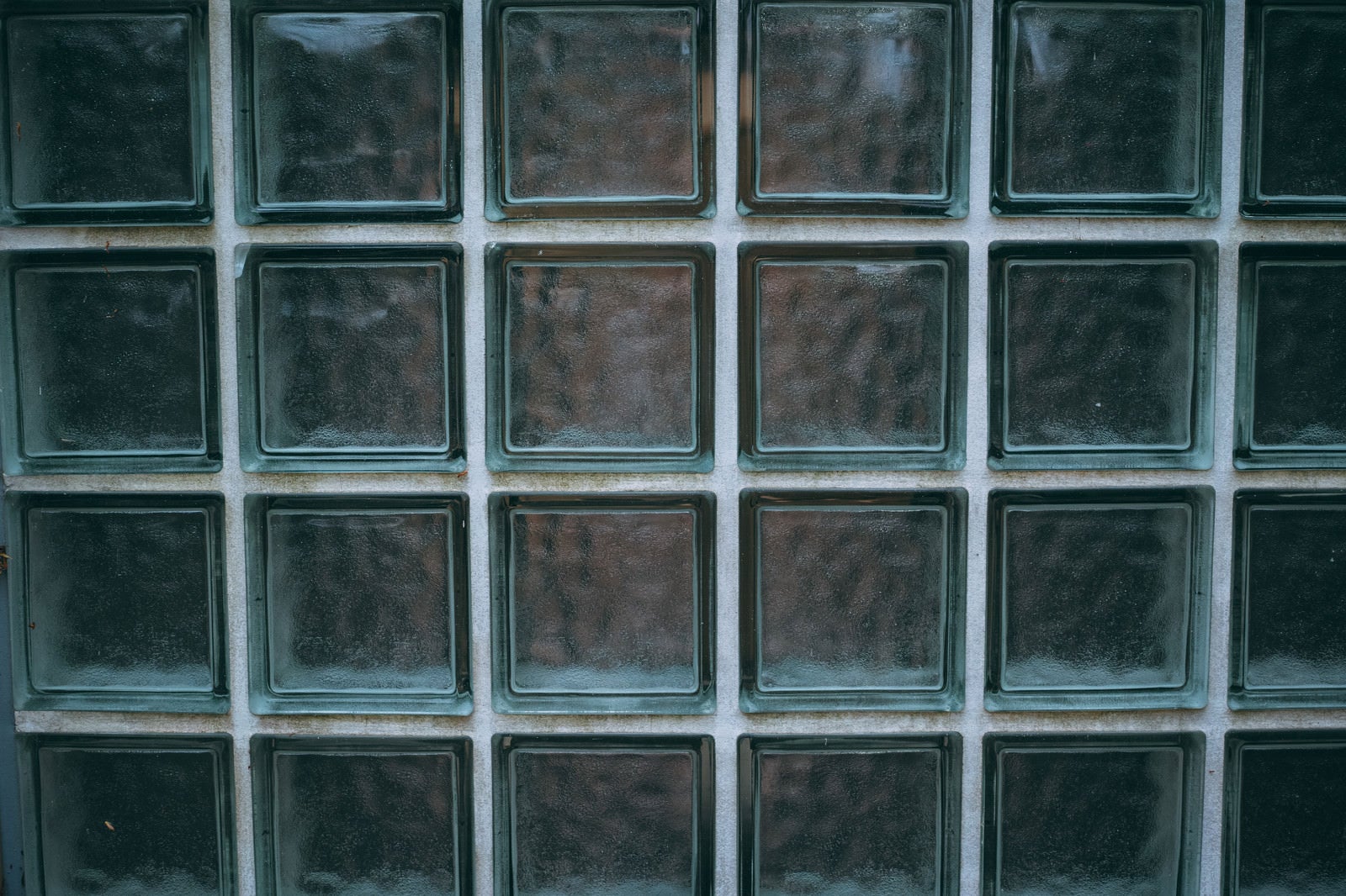 「ガラスブロック建材の壁」の写真
