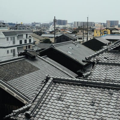 屋根瓦の密集する住宅街の写真