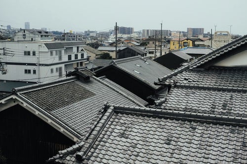 屋根瓦の密集する住宅街の写真