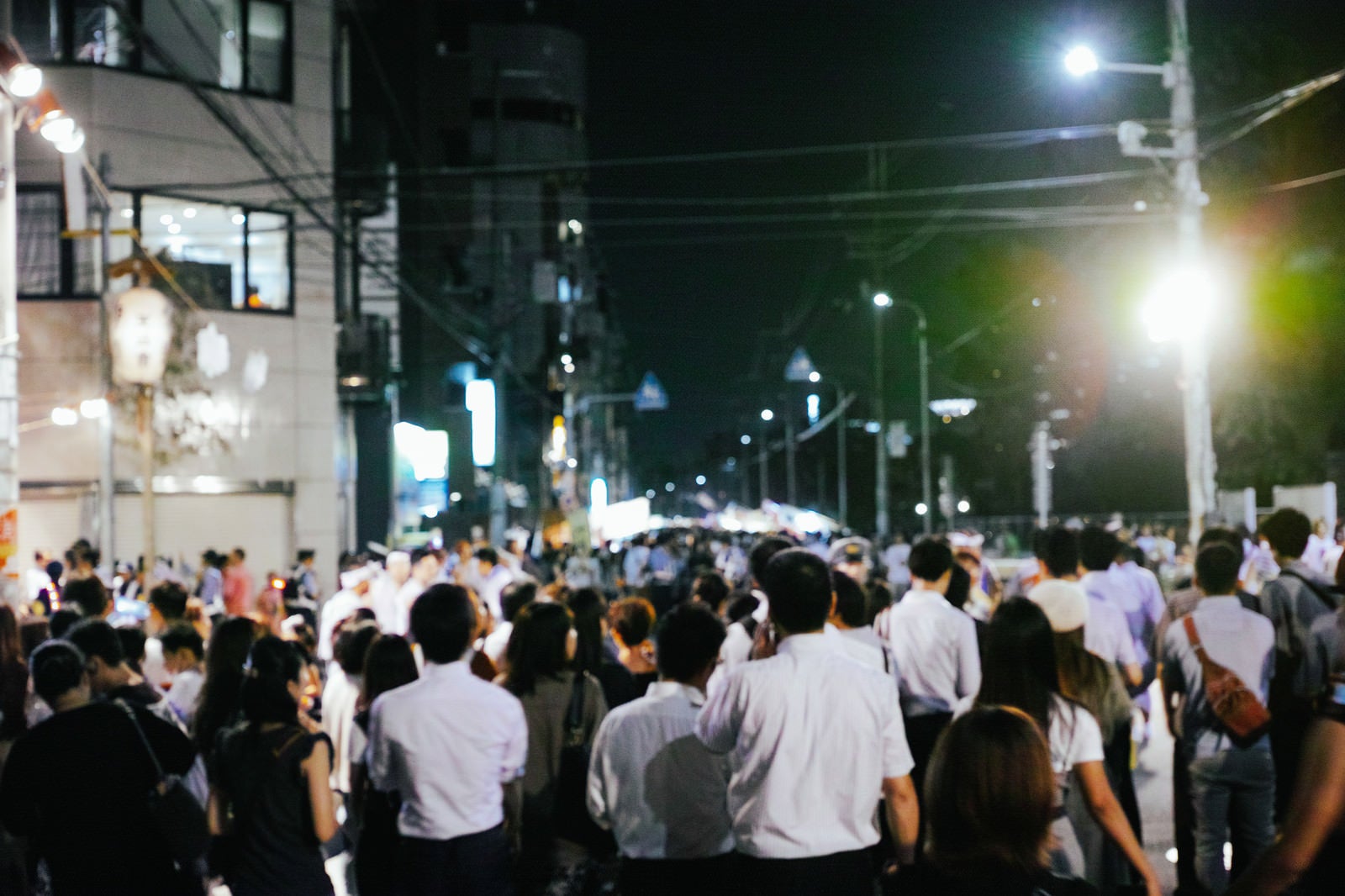 「天神祭の路上の人集まり」の写真