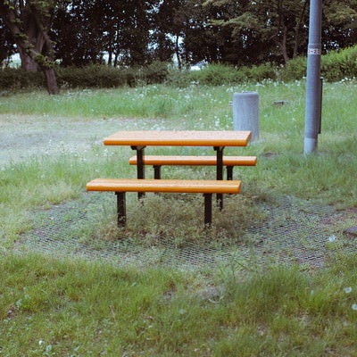 公園に設置されたテーブルベンチセットの写真