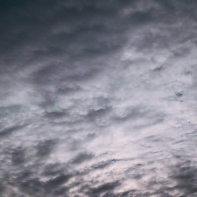雲に覆い隠された空の写真