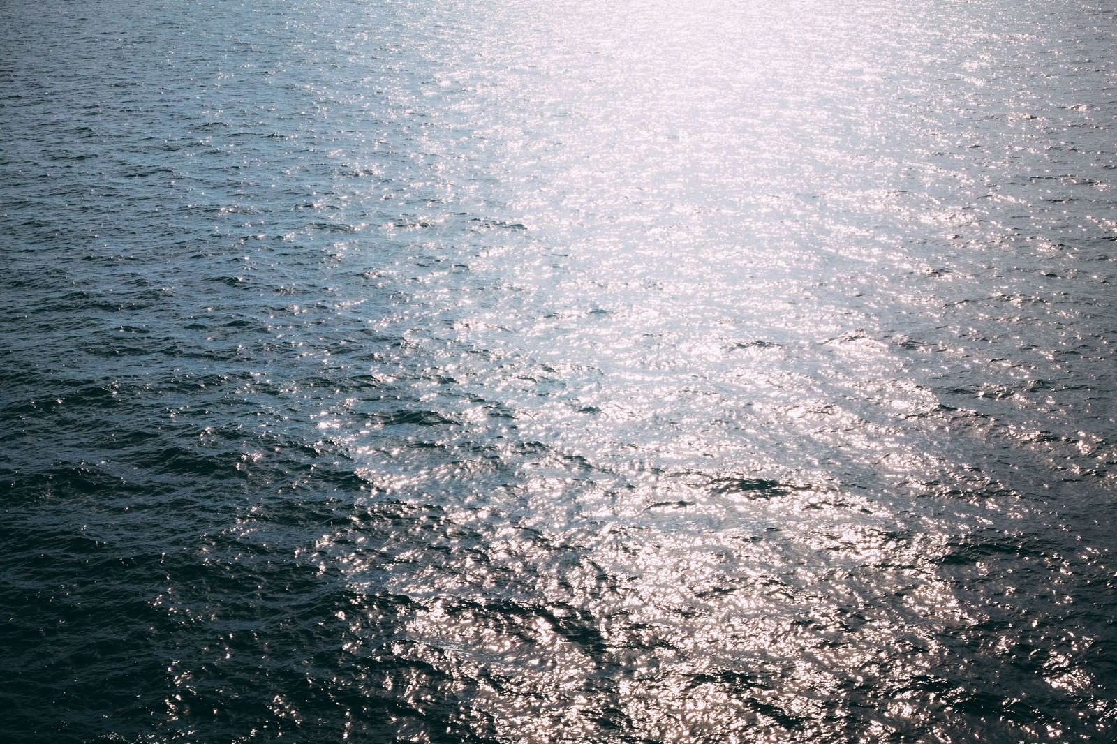 「太陽を反射してキラキラ光る水面」の写真