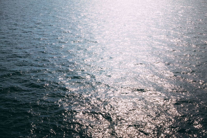 太陽を反射してキラキラ光る水面の写真