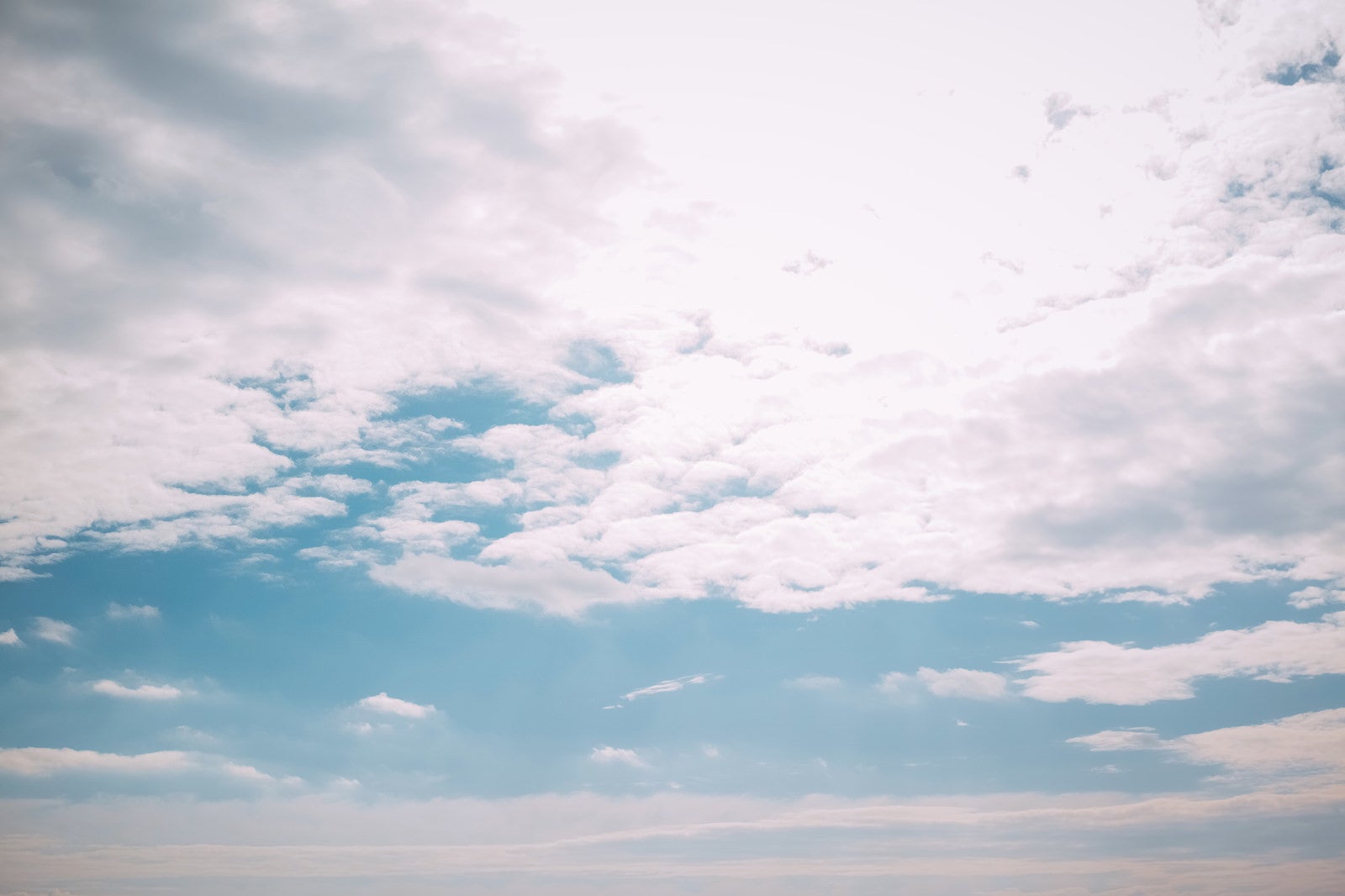 「青空に流れる白雲」の写真