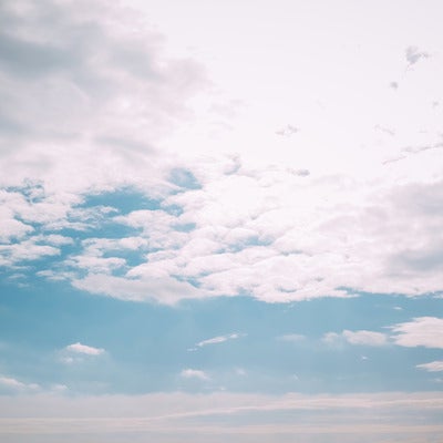 青空に流れる白雲の写真