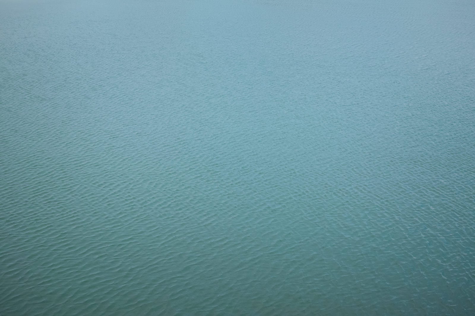 「穏やかな海の水面」の写真