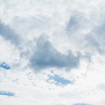 浮かぶ雲の写真