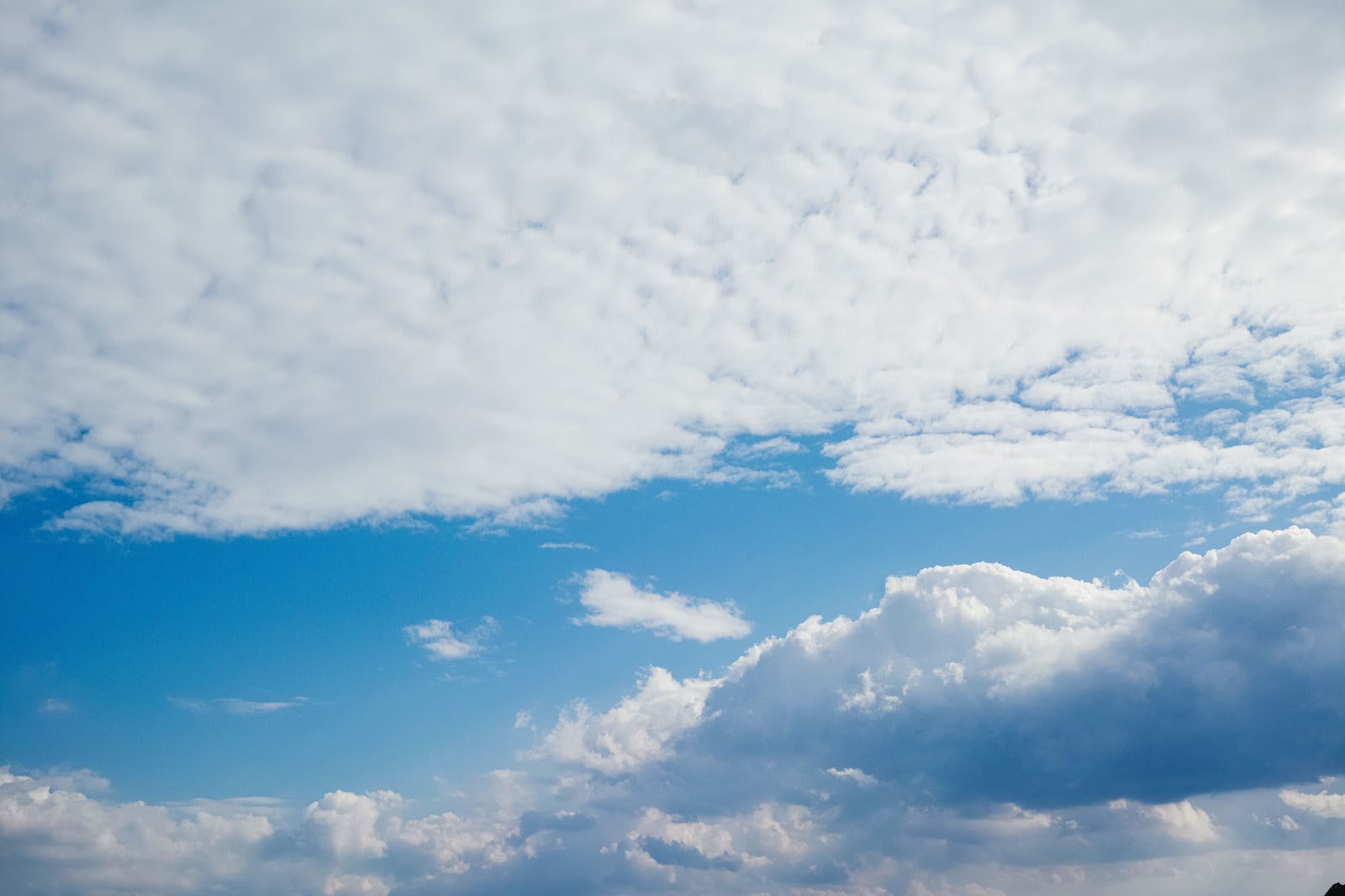 「雲の狭間にある青空」の写真
