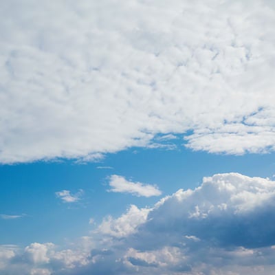 雲の狭間にある青空の写真