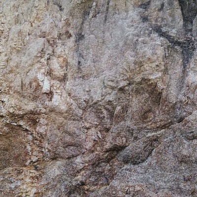 白い粉を纏う岩肌のテクスチャーの写真