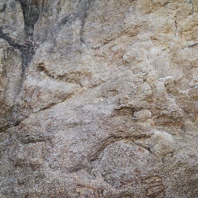 白くざらつく岩肌のテクスチャーの写真