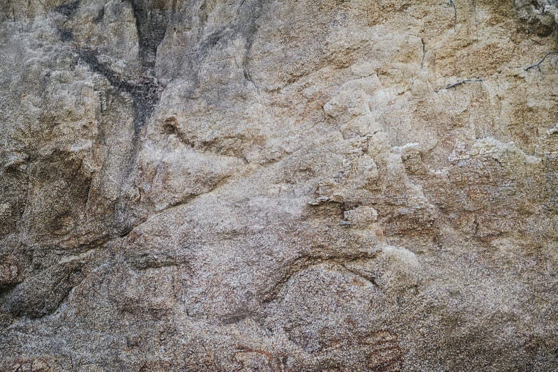 白くざらつく岩肌のテクスチャーの写真