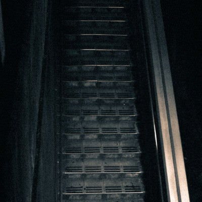 不気味な夜の階段の写真