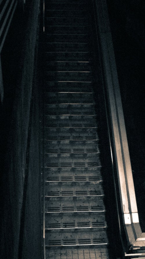 不気味な夜の階段の写真