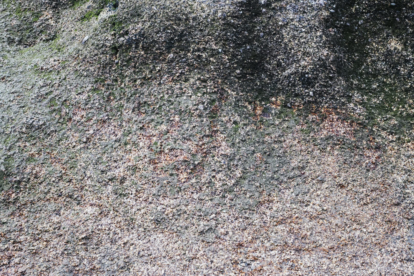 「黒ずみ残る岩肌のテクスチャー」の写真