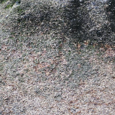黒ずみ残る岩肌のテクスチャーの写真
