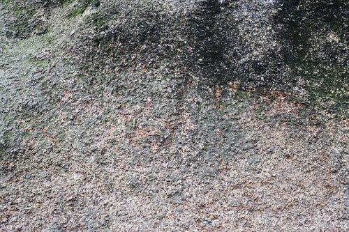 黒ずみ残る岩肌のテクスチャーの写真