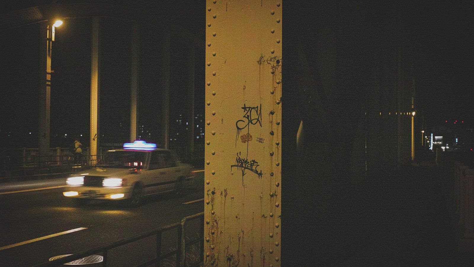 「アーチ橋の鉄骨に書かれた落書き」の写真