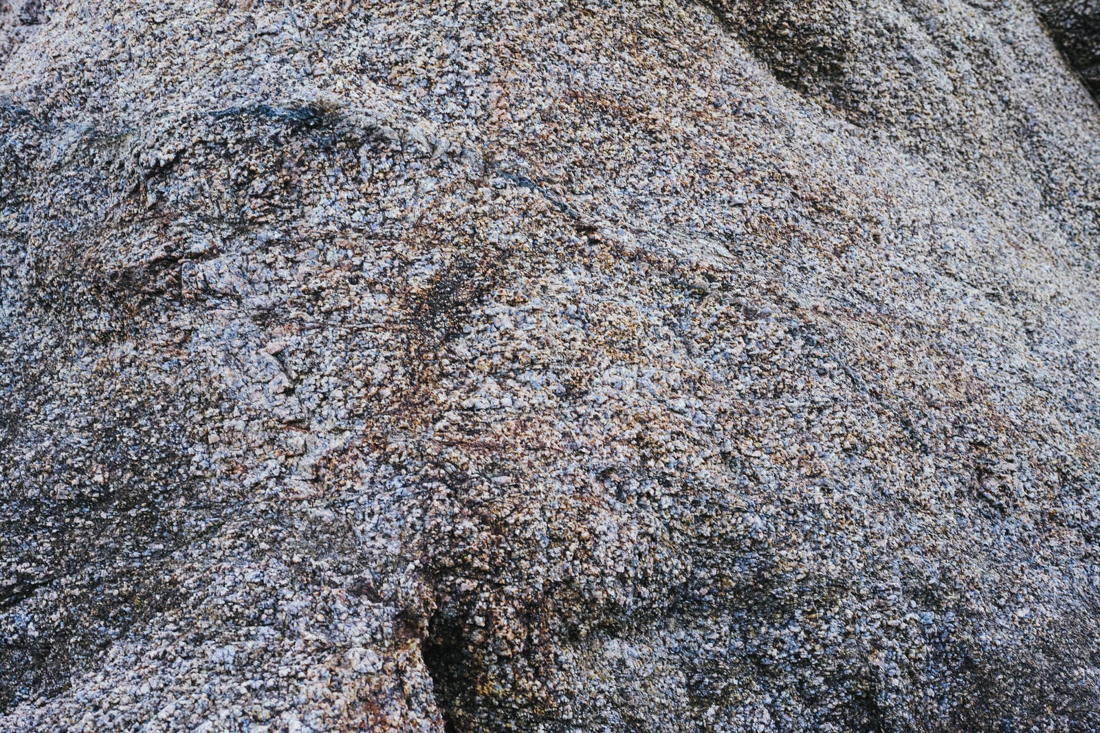 「丸みを帯びた岩の表面」の写真
