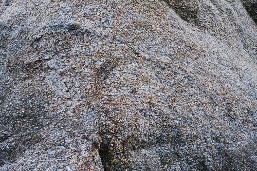 丸みを帯びた岩の表面の写真
