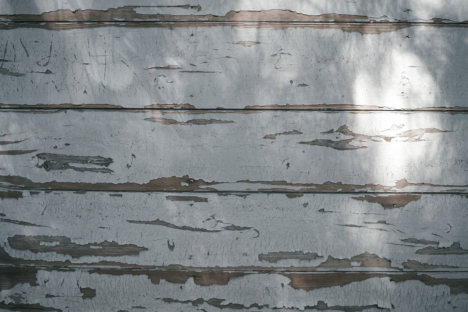 「塗装の剝がれた木目の壁（テクスチャー）」の写真