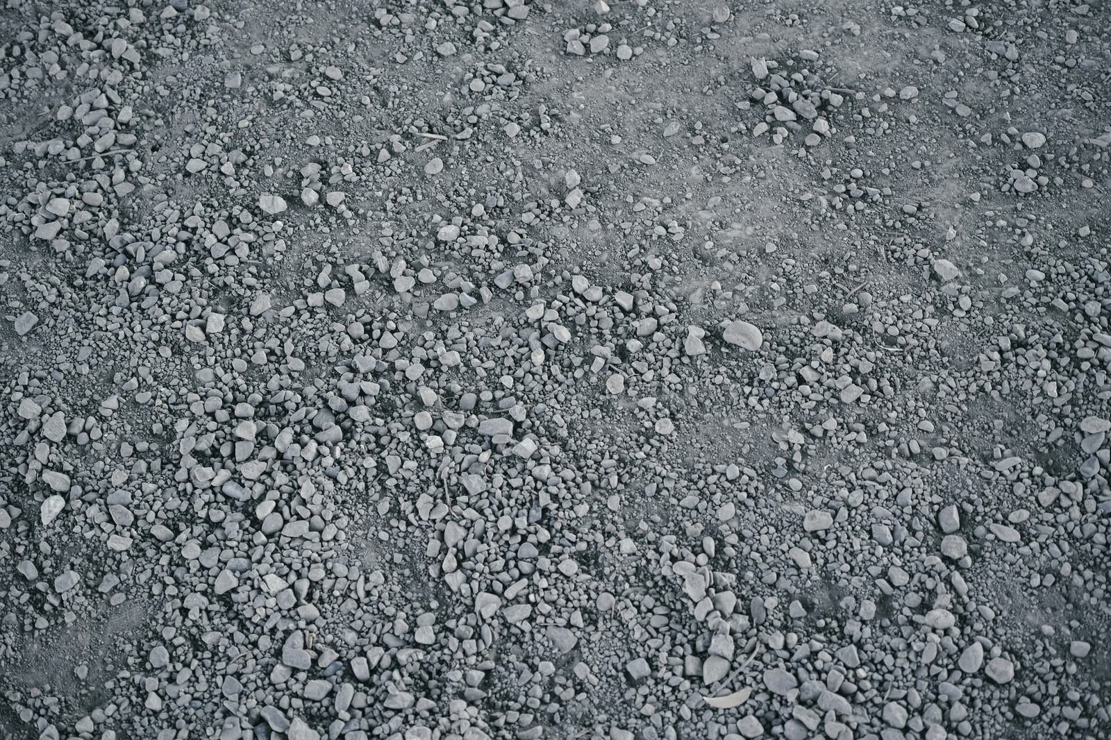 「砂利や小石が混ざり合った地面（テクスチャー）」の写真