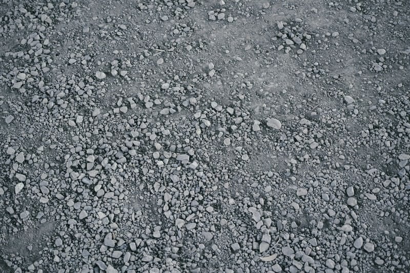 砂利や小石が混ざり合った地面（テクスチャー）の写真