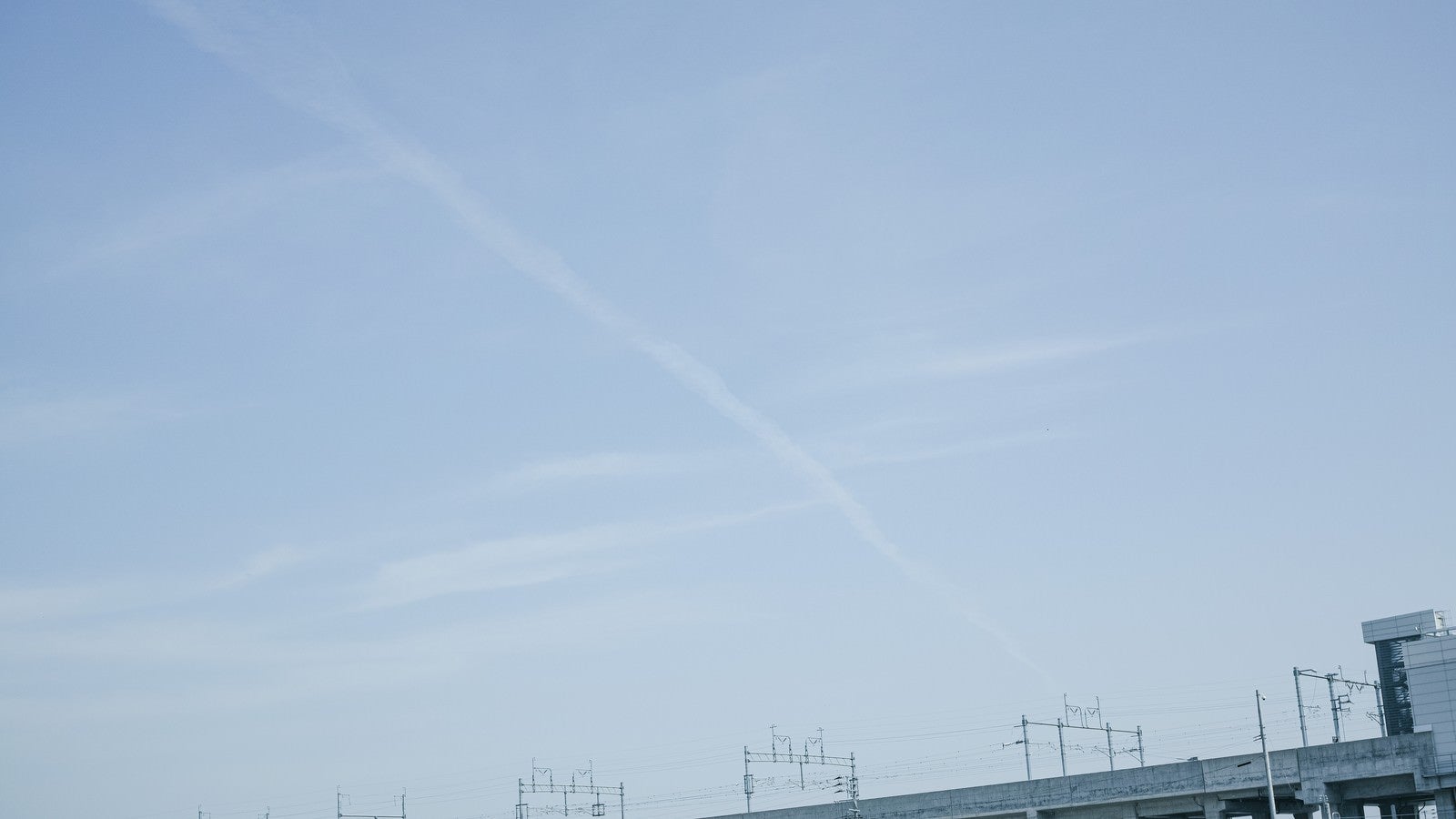 「線路を通過するひこうき雲」の写真