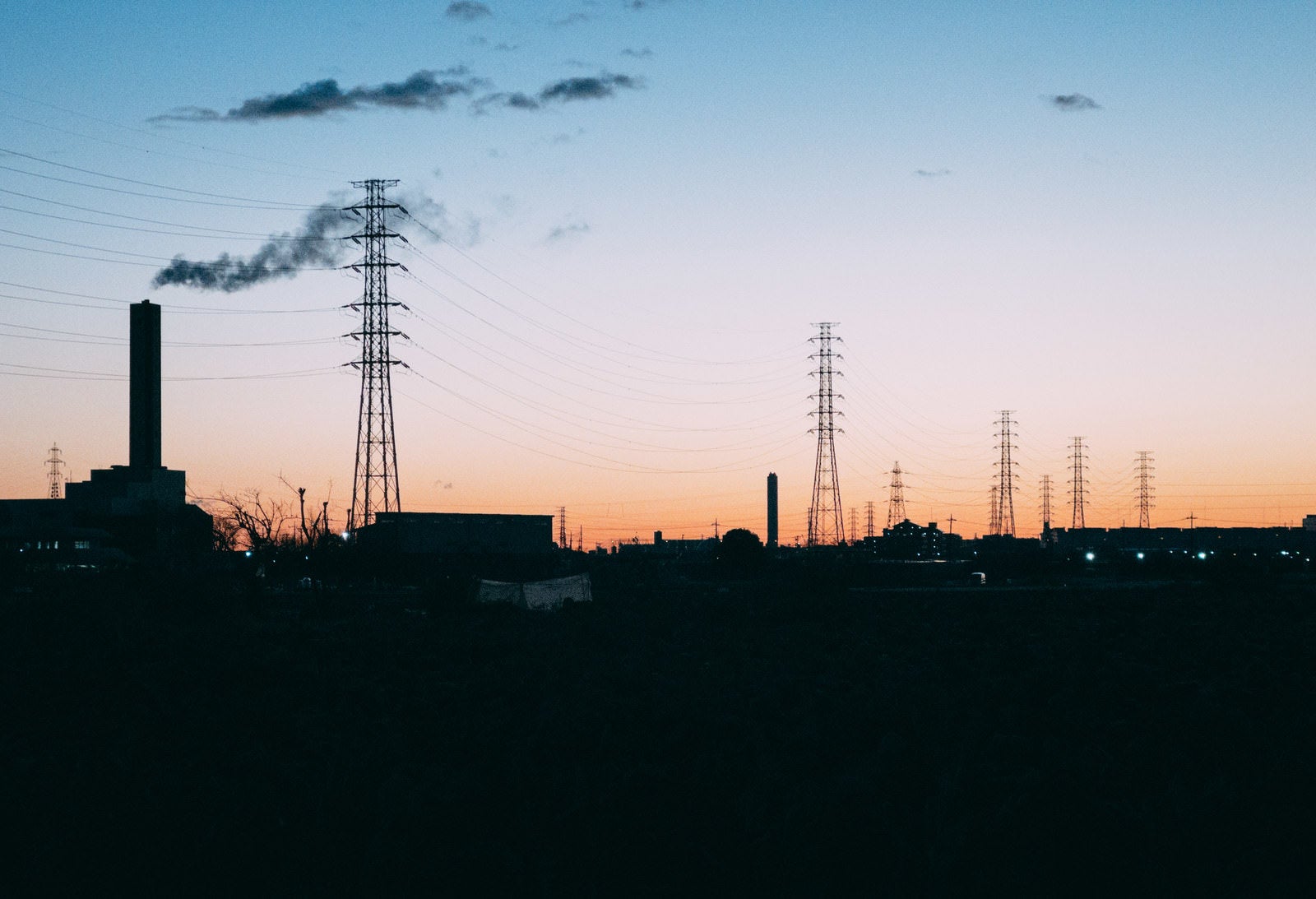 「夜明けの鉄塔のシルエット」の写真