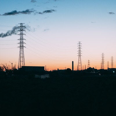 夜明けの鉄塔のシルエットの写真