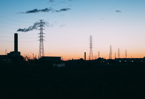 夜明けの鉄塔のシルエットの写真