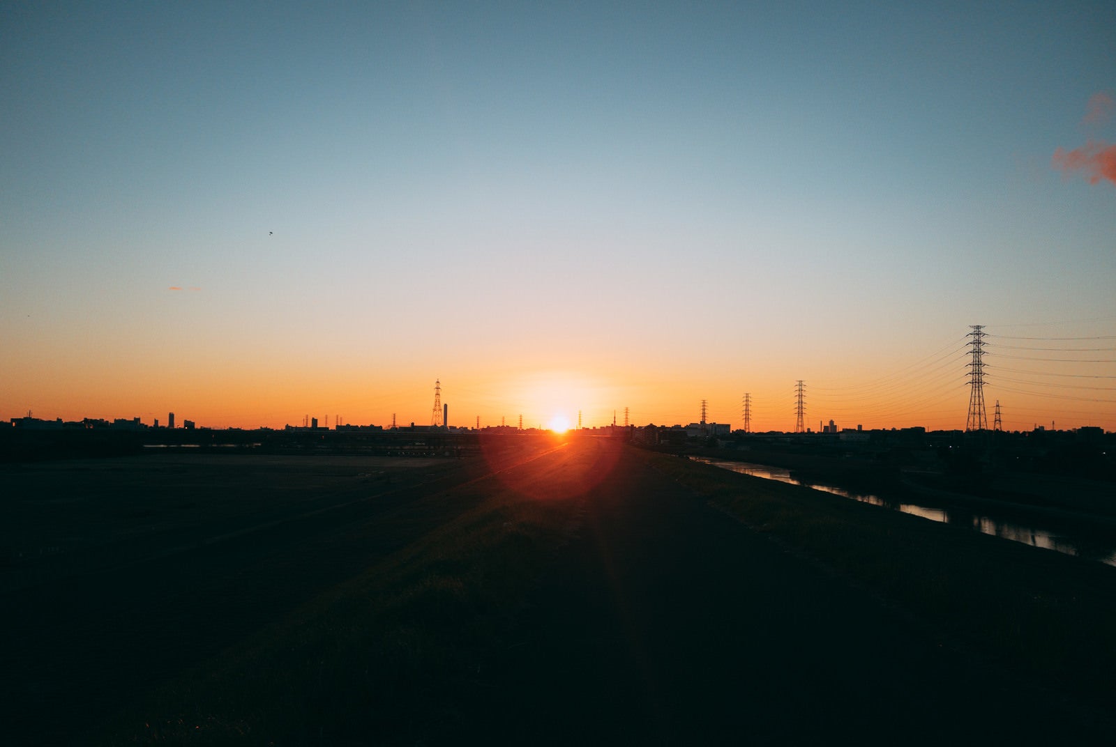 「河川敷から見える日の出」の写真