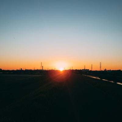 河川敷から見える日の出の写真