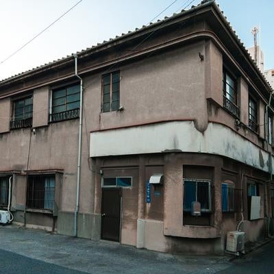 台東区千束4丁目の角の建物の写真
