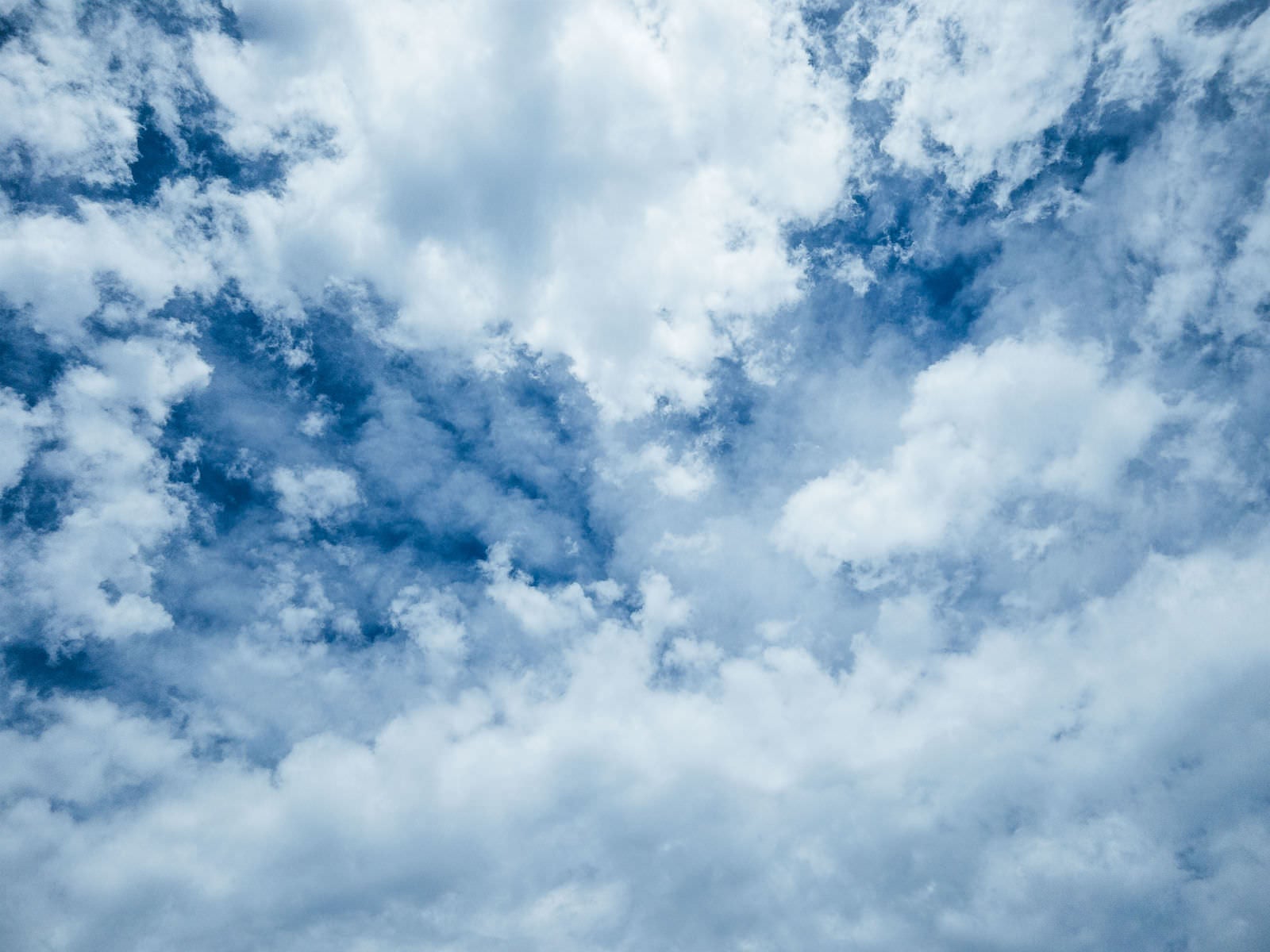 「雲間から見える空」の写真
