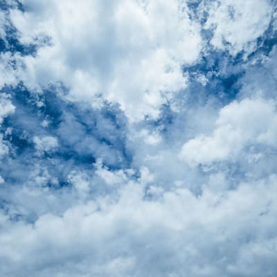 雲間から見える空の写真