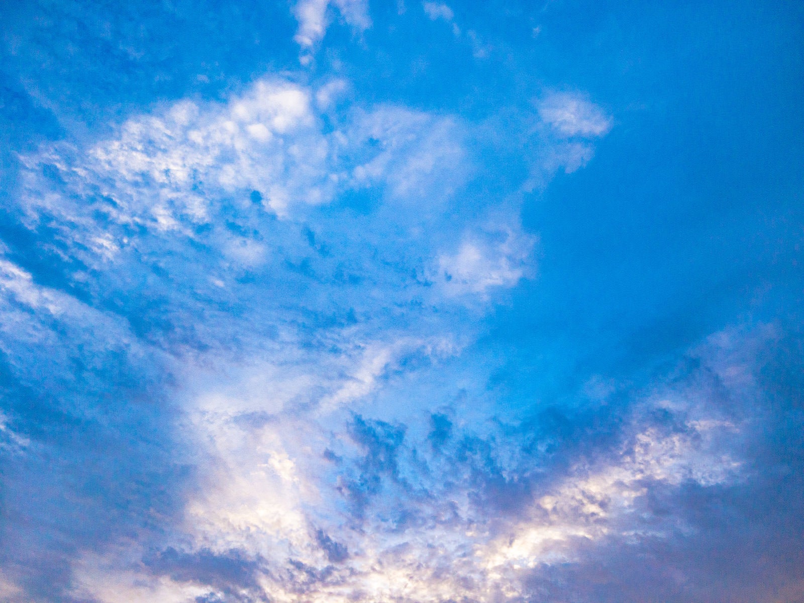 「青空を覆う厚い雲」の写真
