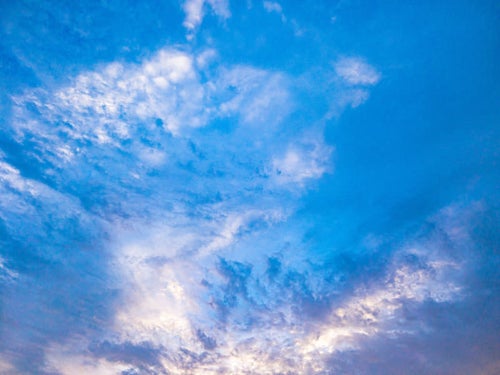 青空を覆う厚い雲の写真
