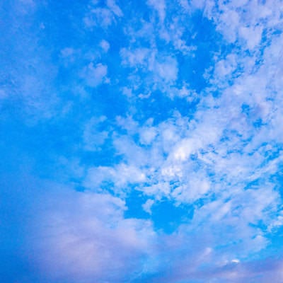 青い空とまばらに浮かぶ雲の写真