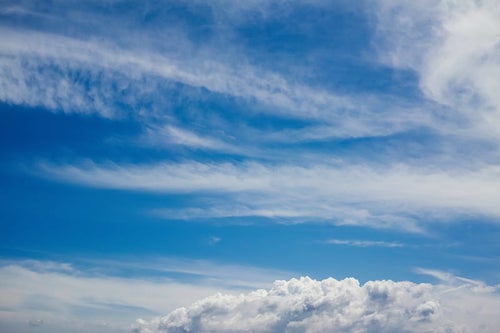 流れる空と薄雲の写真